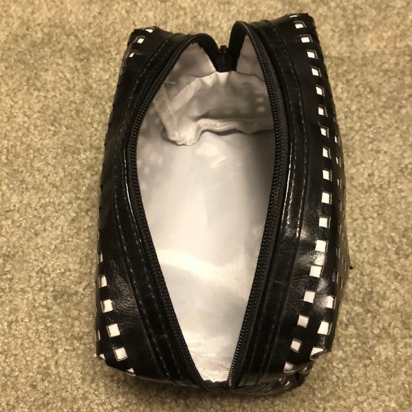 🌟5/$25!🌟 EUC Cosmetic Bag with Tassel Zipper - Picture 9 of 9